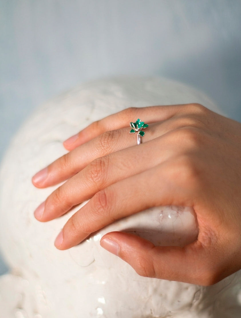 ANILLO DE PLATA CON FORMA DE FLOR ESMALTADO