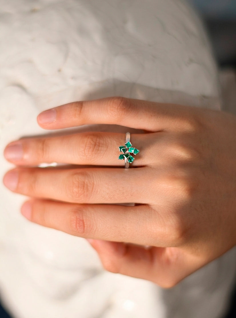 ANILLO DE PLATA CON FORMA DE FLOR ESMALTADO
